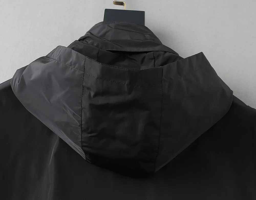 Burberry 2026 Autumn New Arrival jacket, new show product‼ The product is in perfect condition, comfortable and warm, with three standard colors and full and attractive colors. The very outstanding design easily enhances the sense of fashion. The workmanship is extremely sophisticated and rigorous, and the wiring is neat and meticulous! A masterpiece from a famous designer! The upper body does not look bloated and is super handsome! In Stock Sizes：M～XXXL